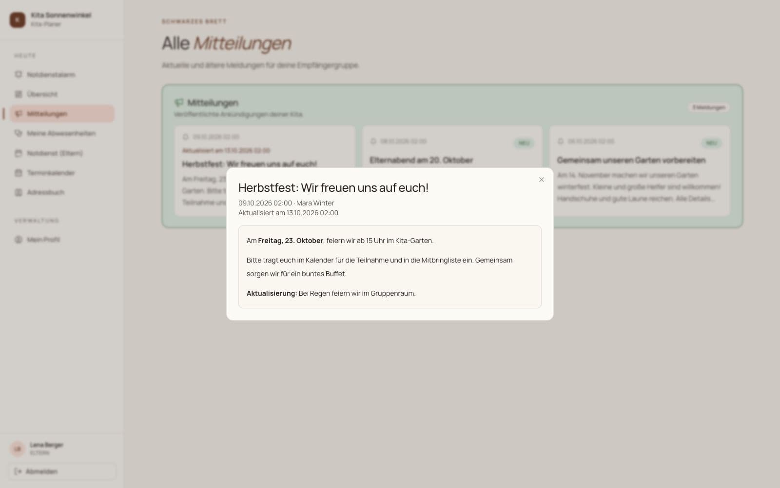 Geöffnete Herbstfest-Mitteilung mit formatiertem Text und Datum der Aktualisierung vor dem Schwarzen Brett